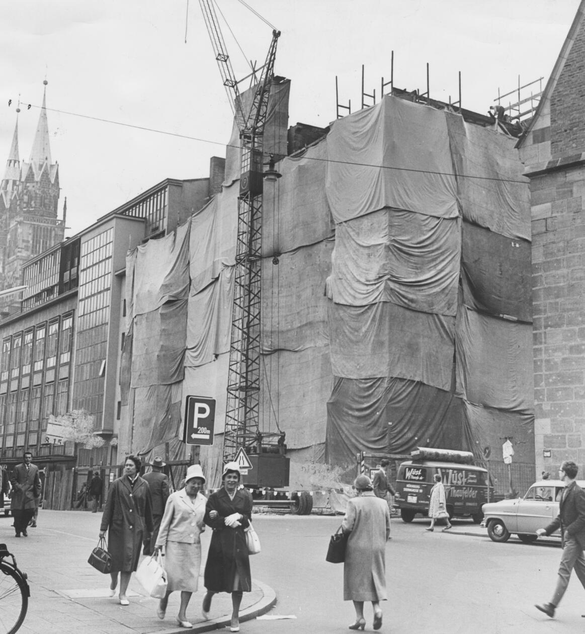 Anfang der 1960er‑Jahre wurde das Warenhaus umgebaut und erweitert. Die Ecke Pfannenschmiedsgasse/Mauthalle war für den Erweiterungsbau eingerüstet.