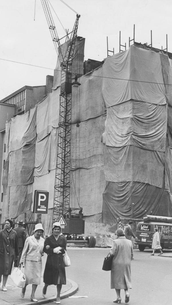 Anfang der 1960er‑Jahre wurde das Warenhaus umgebaut und erweitert. Die Ecke Pfannenschmiedsgasse/Mauthalle war für den Erweiterungsbau eingerüstet.