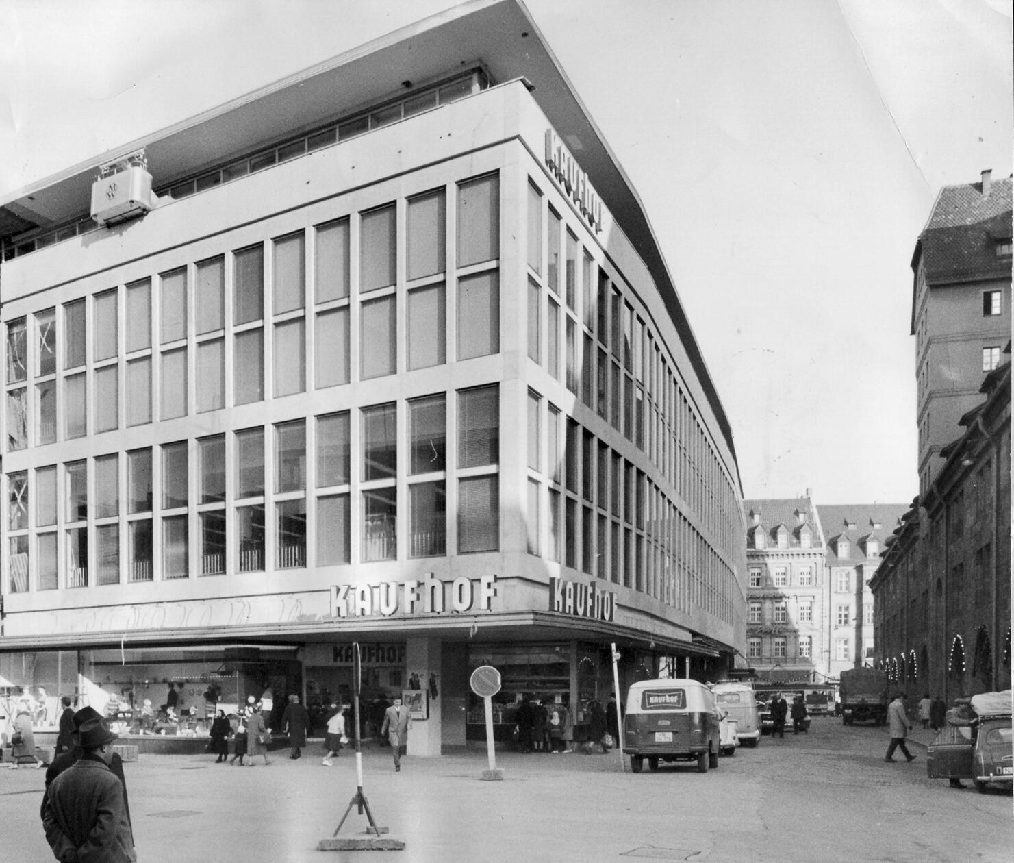 Der Kaufhof mit seiner neuen Fassadengestaltung aus Naturstein.