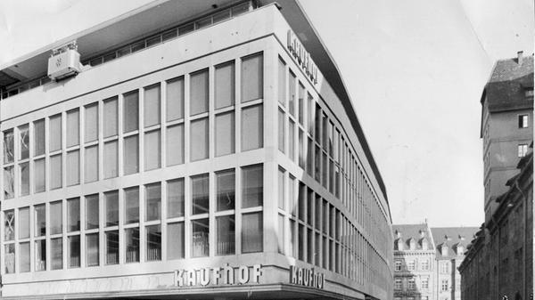 Der Kaufhof mit seiner neuen Fassadengestaltung aus Naturstein.