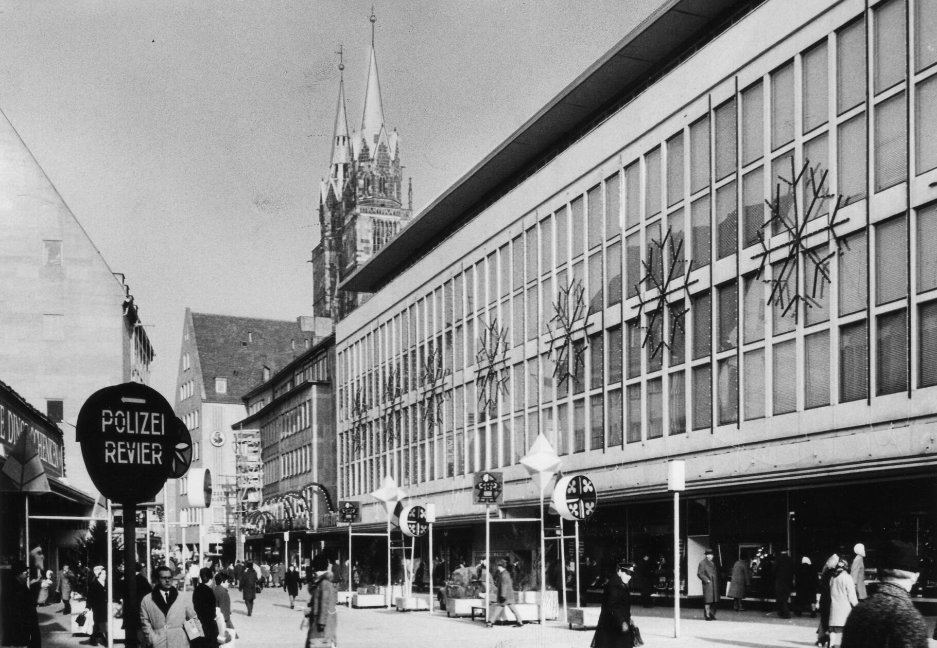 Die Rasterfassade besteht bis in die Gegenwart.