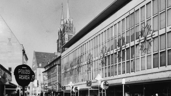 Die Rasterfassade besteht bis in die Gegenwart.