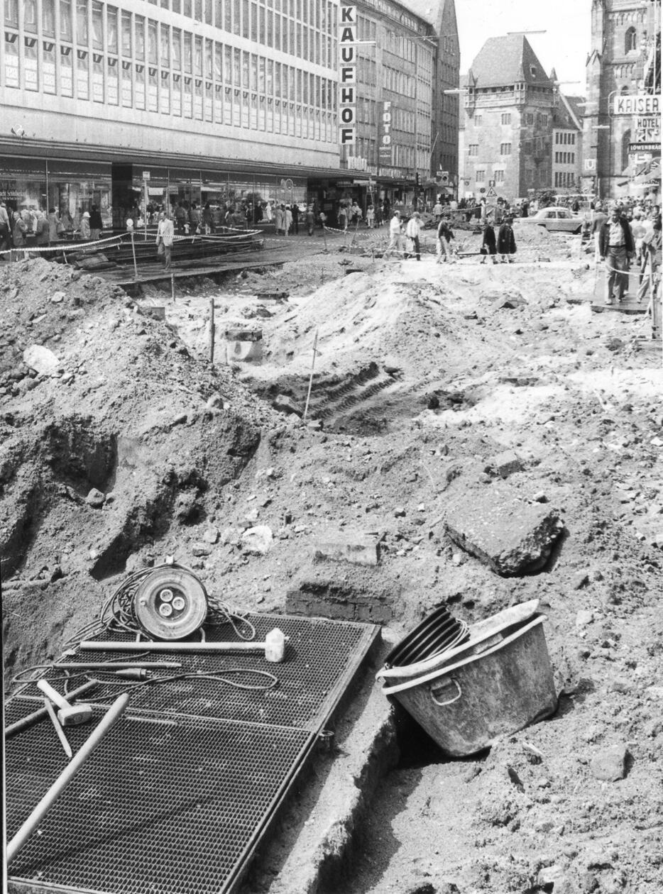 In den 1970er‑Jahren entstand vor dem Kaufhof eine Großbaustelle. Die Schienen der Straßenbahn und der Teerbelag wurden entfernt. Anschließend wurde die Fußgängerzone angelegt.