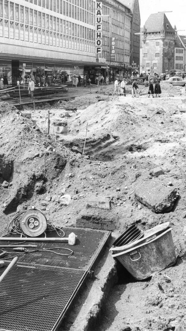 In den 1970er‑Jahren entstand vor dem Kaufhof eine Großbaustelle. Die Schienen der Straßenbahn und der Teerbelag wurden entfernt. Anschließend wurde die Fußgängerzone angelegt.