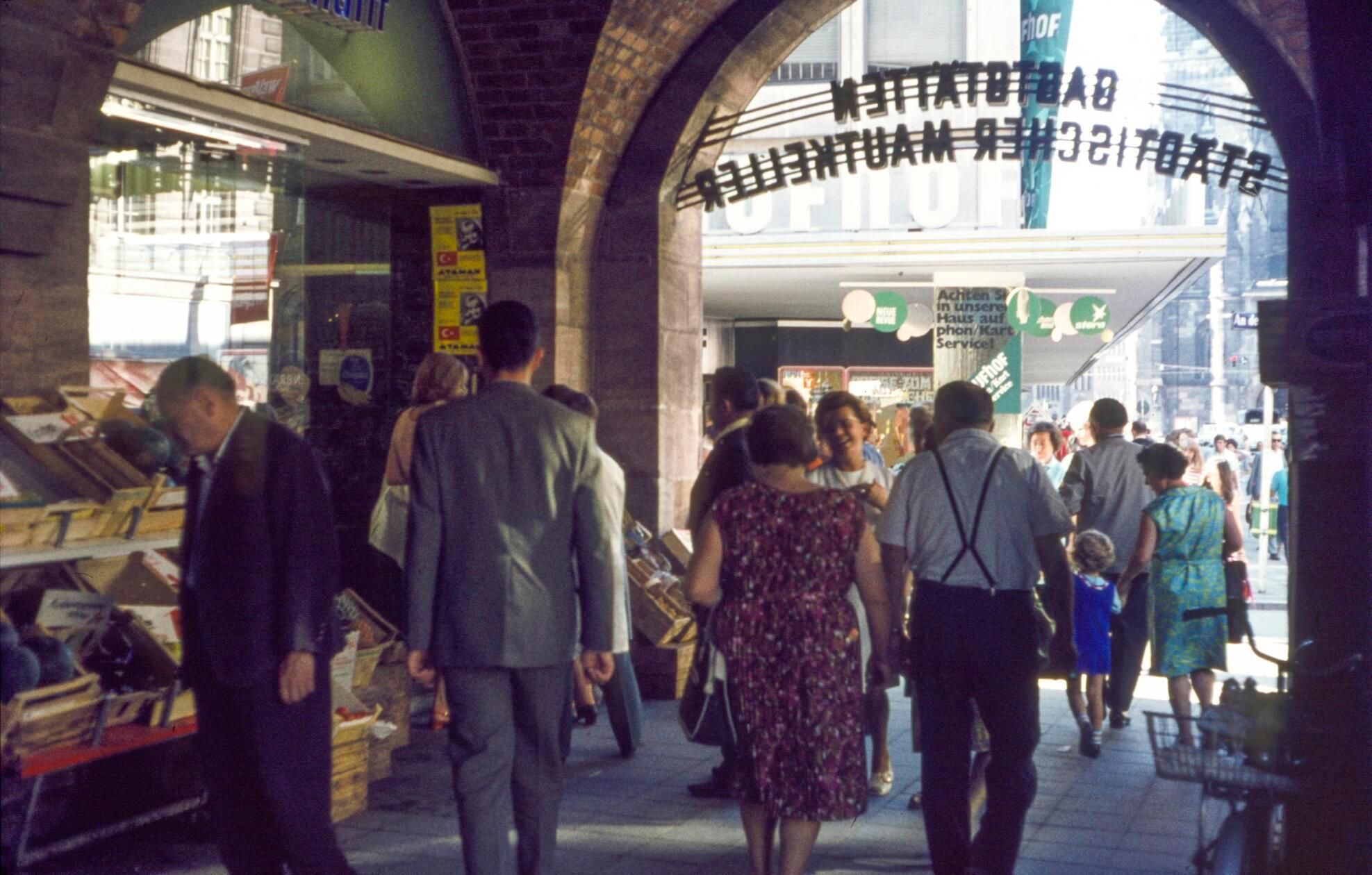 Die Einkaufssituation im Sommer 1970 unter den Arkaden der Mauthalle. Im Hintergrund wurde der sogenannte phon/Kart‑Service beworben, ein zu dieser Zeit vom Kaufhof entwickeltes und damals neuartiges Vertriebssystem.
