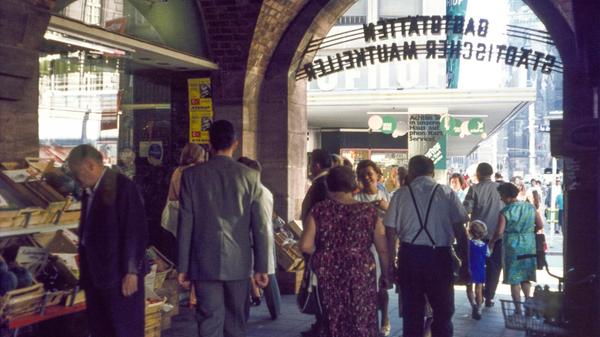 Die Einkaufssituation im Sommer 1970 unter den Arkaden der Mauthalle. Im Hintergrund wurde der sogenannte phon/Kart‑Service beworben, ein zu dieser Zeit vom Kaufhof entwickeltes und damals neuartiges Vertriebssystem.