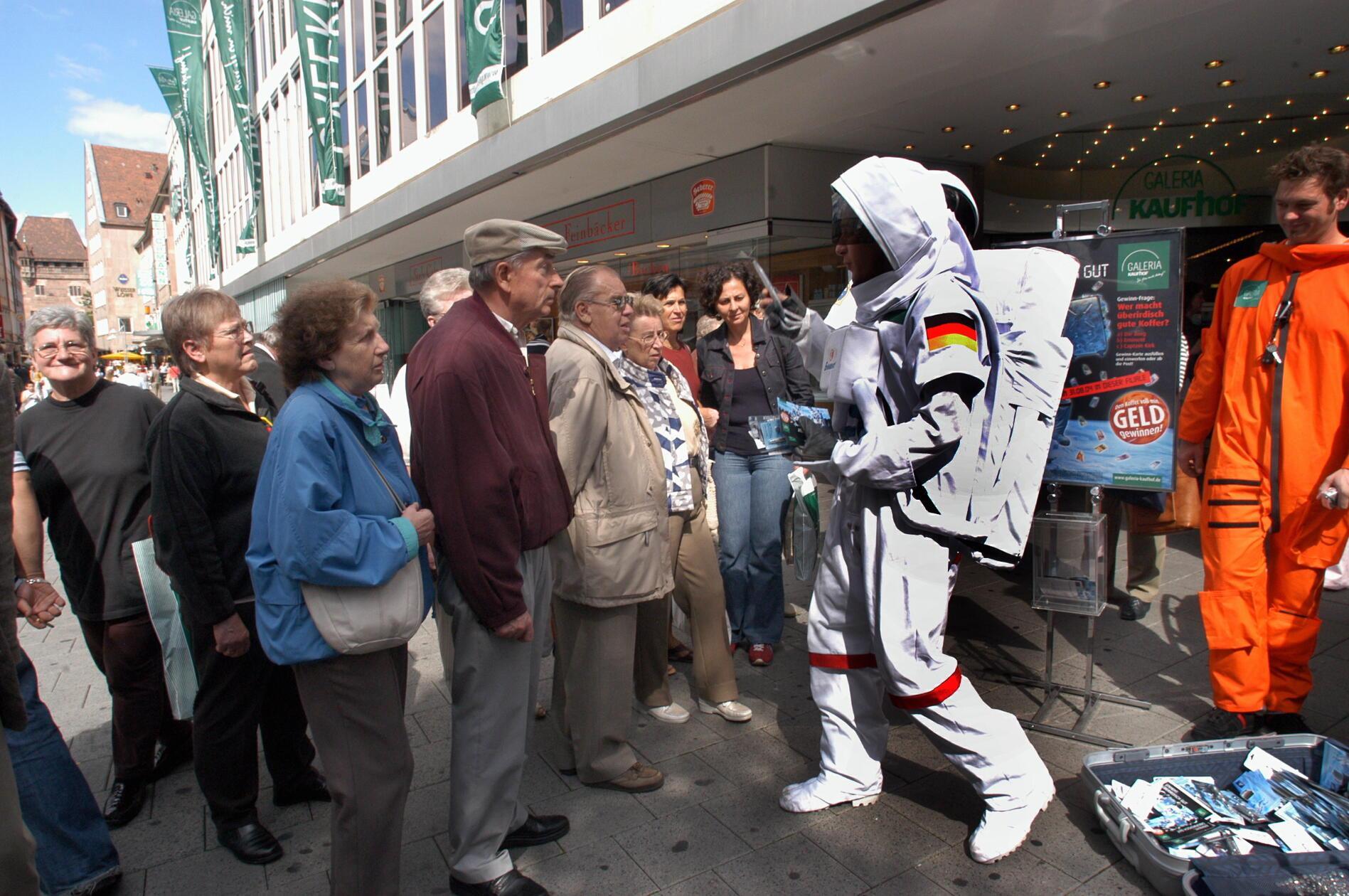 Anfang der 2000er‑Jahre lagen die späteren Insolvenzen noch in weiter Ferne. Im August 2004 herrschte beispielsweise großer Andrang bei einem Galeria‑Gewinnspiel vor dem Kaufhof.