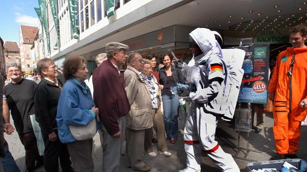 Anfang der 2000er‑Jahre lagen die späteren Insolvenzen noch in weiter Ferne. Im August 2004 herrschte beispielsweise großer Andrang bei einem Galeria‑Gewinnspiel vor dem Kaufhof.