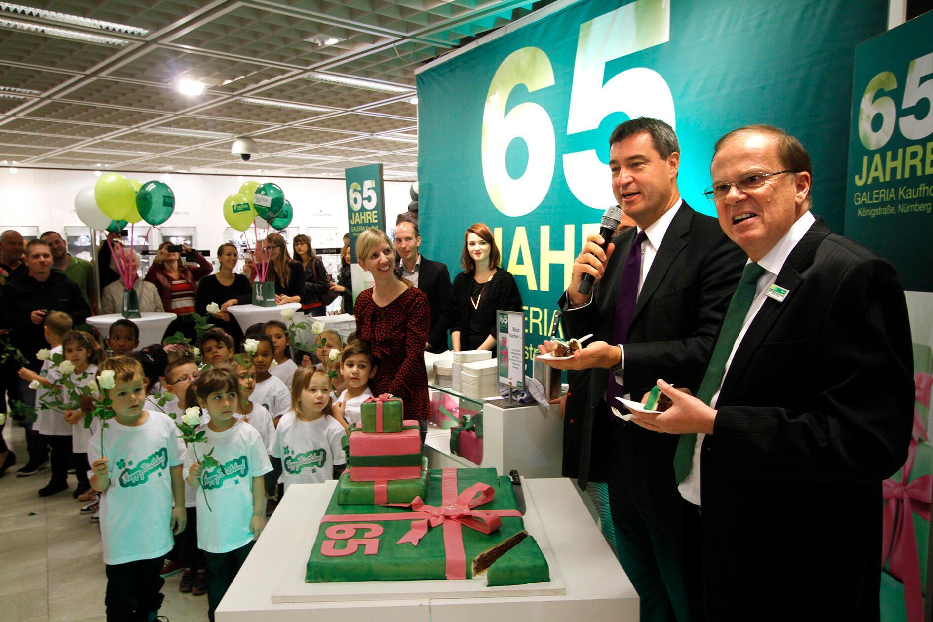 Im Oktober 2015 feierte der Kaufhof seinen 65. Geburtstag. Markus Söder, damals noch Finanz‑ und Heimatminister, erschien gemeinsam mit Geschäftsführer Walter Endres.
