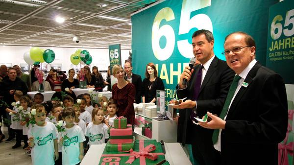 Im Oktober 2015 feierte der Kaufhof seinen 65. Geburtstag. Markus Söder, damals noch Finanz‑ und Heimatminister, erschien gemeinsam mit Geschäftsführer Walter Endres.