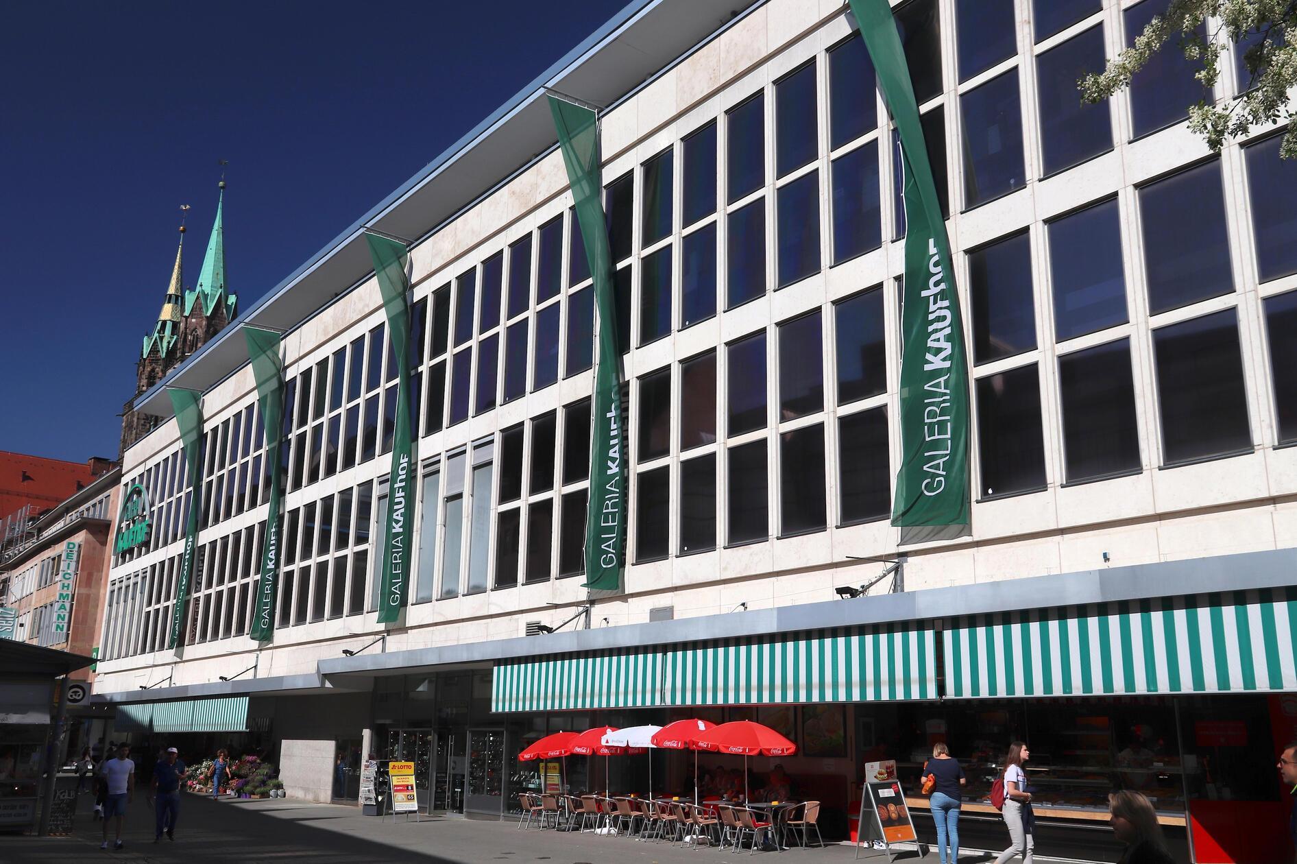 Im Mai 2018 zeigte sich der Kaufhof noch unverändert. Wenige Monate später wurde die Fusion von Karstadt und Kaufhof vollzogen. Von 2019 bis 2021 traten beide Häuser unter dem gemeinsamen Namen Galeria Karstadt Kaufhof auf.