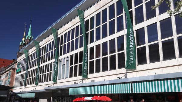 Im Mai 2018 zeigte sich der Kaufhof noch unverändert. Wenige Monate später wurde die Fusion von Karstadt und Kaufhof vollzogen. Von 2019 bis 2021 traten beide Häuser unter dem gemeinsamen Namen Galeria Karstadt Kaufhof auf.