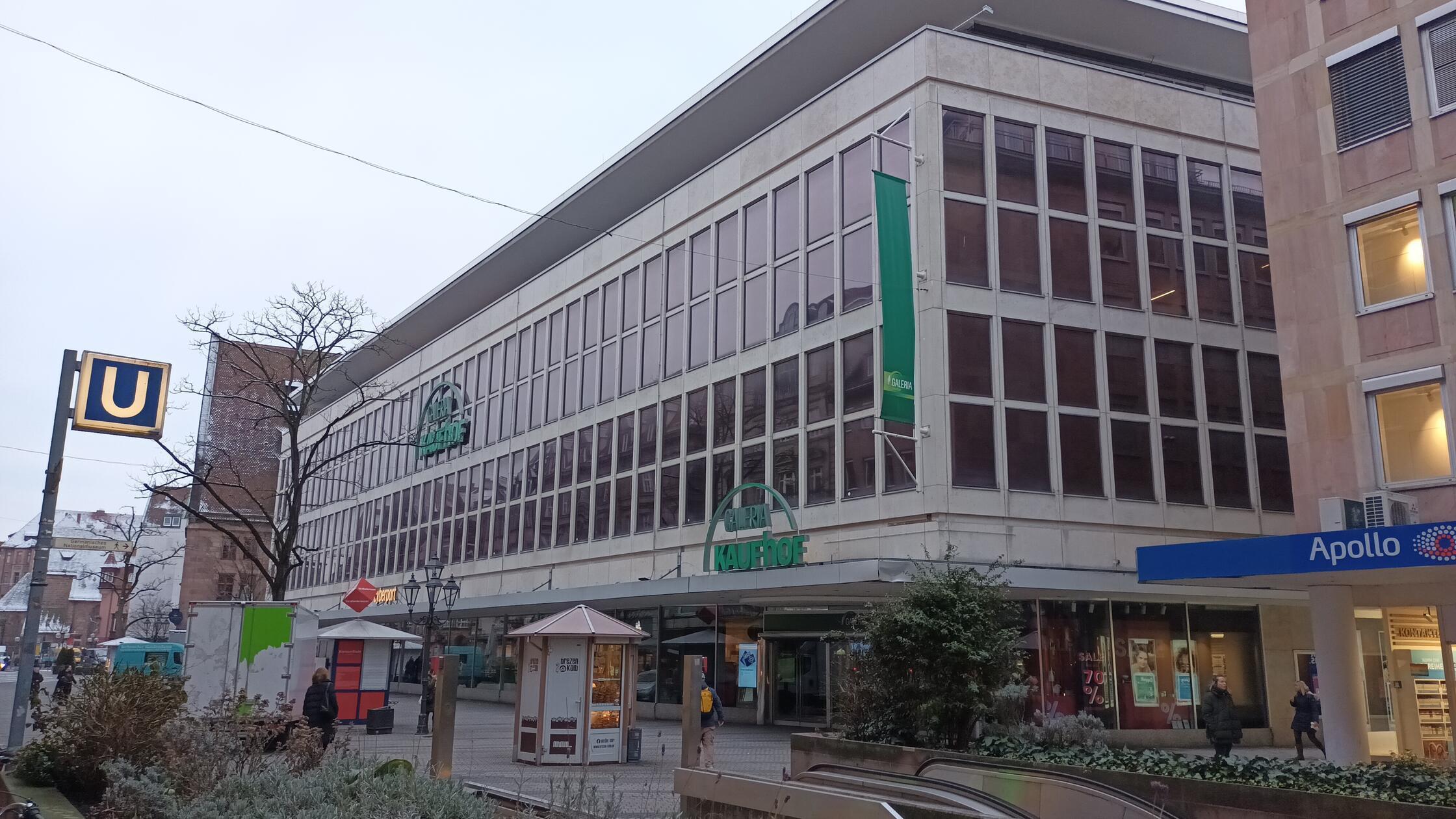 Im Januar 2022 zeigte sich der Kaufhof noch im regulären Betrieb. In diesem Jahr folgte ein zweites Insolvenzverfahren. Als Gründe wurden die Pandemie, stark gestiegene Energiepreise, eine Kaufzurückhaltung sowie Altlasten aus der Fusion von Karstadt und Kaufhof genannt.