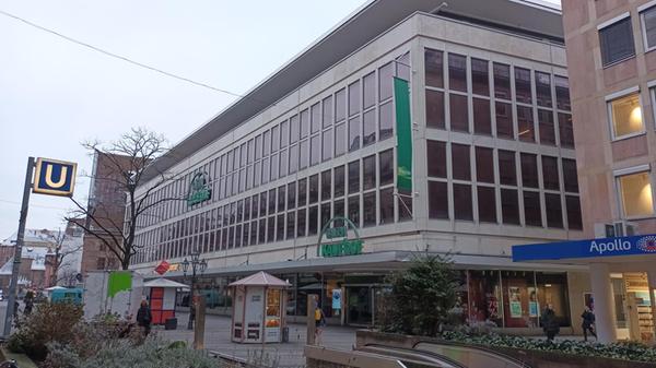 Im Januar 2022 zeigte sich der Kaufhof noch im regulären Betrieb. In diesem Jahr folgte ein zweites Insolvenzverfahren. Als Gründe wurden die Pandemie, stark gestiegene Energiepreise, eine Kaufzurückhaltung sowie Altlasten aus der Fusion von Karstadt und Kaufhof genannt.