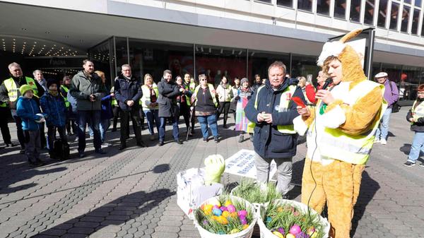 Auch im April kam es zu Protest: Beschäftigte schilderten ihre persönlichen Erlebnisse vor der Filiale.