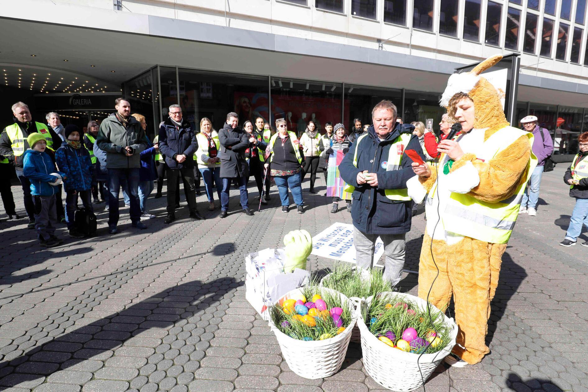 Auch im April kam es zu Protest: Beschäftigte schilderten ihre persönlichen Erlebnisse vor der Filiale.