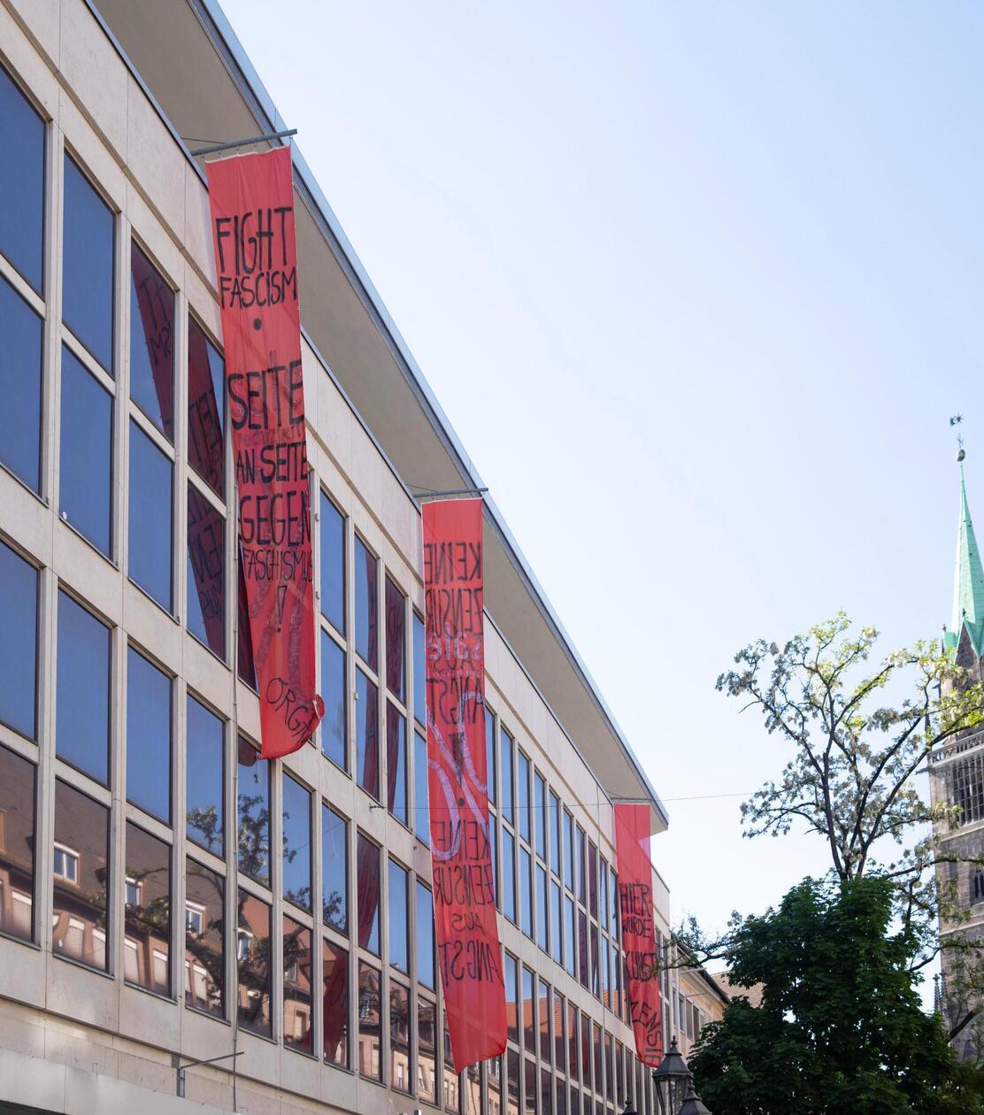 Zur Blauen Nacht 2025 bespielte die Akademie der Bildenden Künste das Areal und sorgte mit einem später öffentlich diskutierten Zensurvorwurf für Aufmerksamkeit. Aus Protest wurden große Banner an der Fassade angebracht.