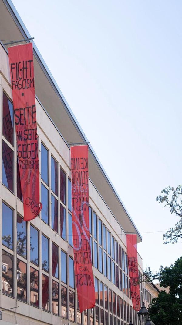 Zur Blauen Nacht 2025 bespielte die Akademie der Bildenden Künste das Areal und sorgte mit einem später öffentlich diskutierten Zensurvorwurf für Aufmerksamkeit. Aus Protest wurden große Banner an der Fassade angebracht.