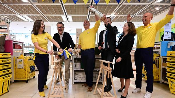 Wöhrl zog mit einem Outlet ein, der Tessloff Verlag mit seinem bekannten Wissensformat „Was ist Was“ und Ikea folgte mit einem Pop-Up-Store. Zur Eröffnung kamen auch Oberbürgermeister Marcus König und Wirtschaftsreferentin Andrea Heilmaier.