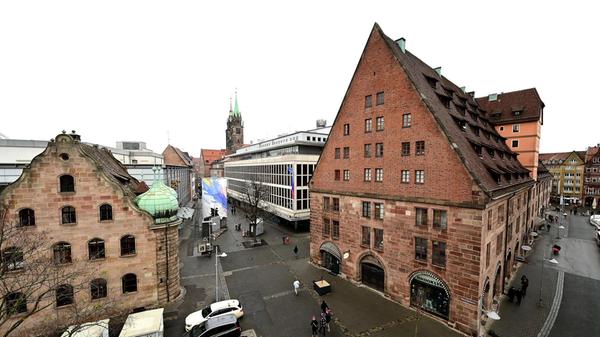 Denkbar sind dabei zwei Optionen: eine „kleine Lösung“, die sich auf den ehemaligen Kaufhof und das Parkhaus in der Frauengasse beschränkt, sowie eine „große Lösung“, die zusätzlich den benachbarten City-Point, das Zeughaus und die Mauthalle in eine Quartiersentwicklung einbezieht.