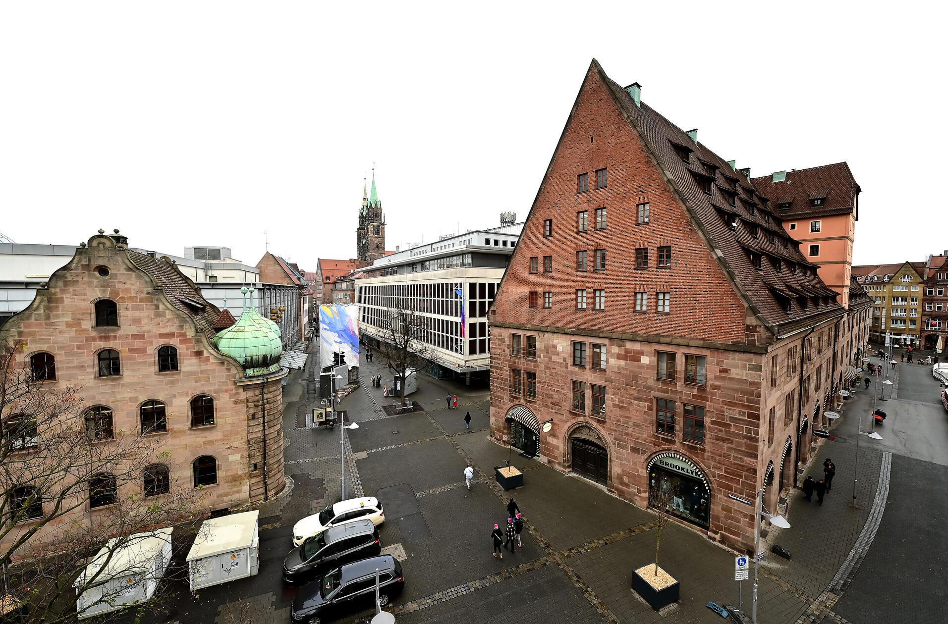 Denkbar sind dabei zwei Optionen: eine „kleine Lösung“, die sich auf den ehemaligen Kaufhof und das Parkhaus in der Frauengasse beschränkt, sowie eine „große Lösung“, die zusätzlich den benachbarten City-Point, das Zeughaus und die Mauthalle in eine Quartiersentwicklung einbezieht.