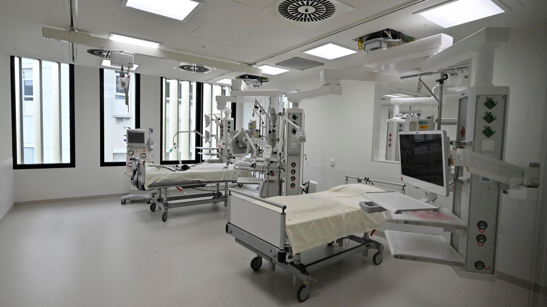 Wasserschaden verz&ouml;gert &Uuml;bergabe: Uniklinikum Erlangen wartet ...