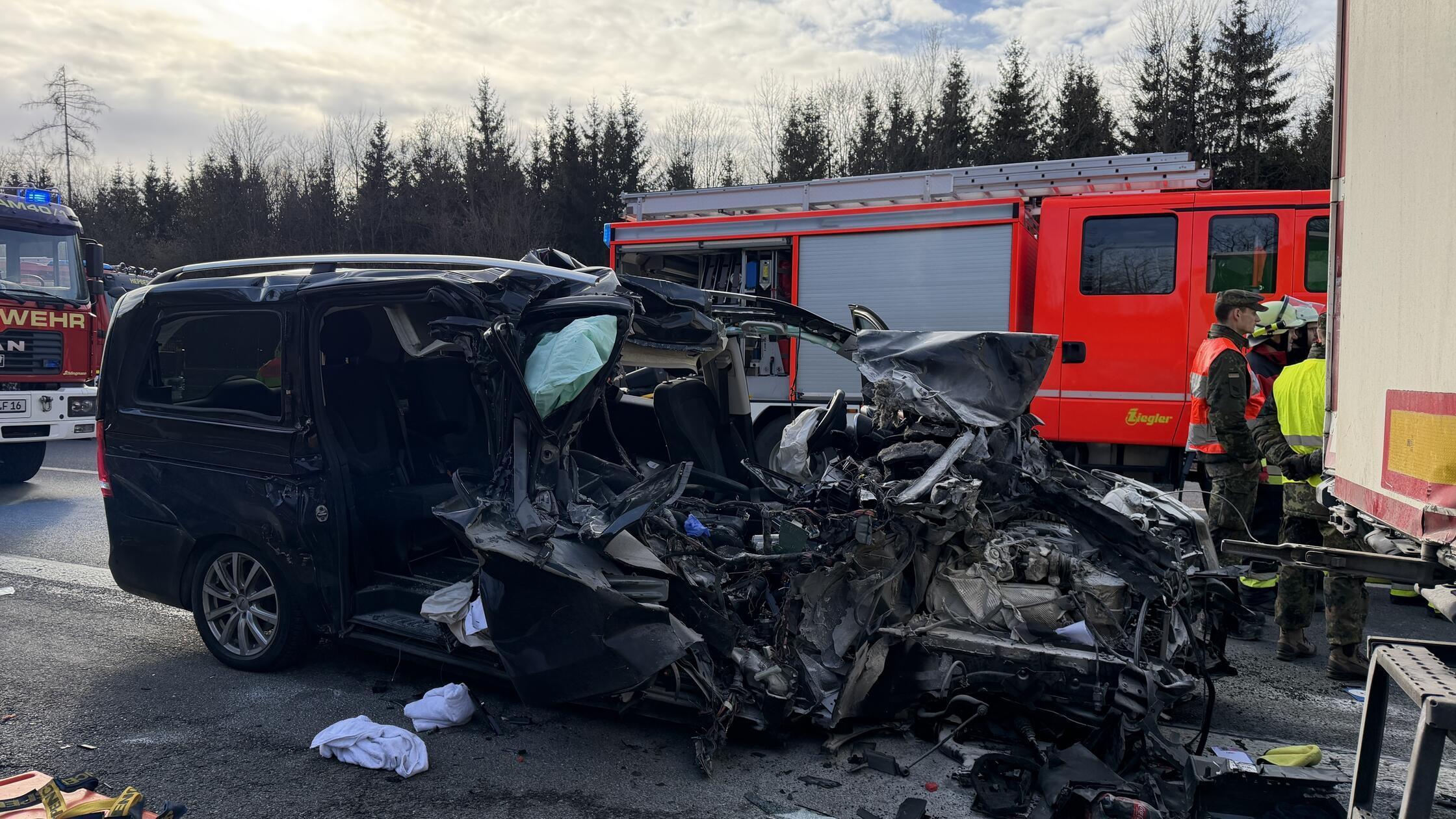 Horrorcrash auf der A9: V-Klasse rast unter Lastwa