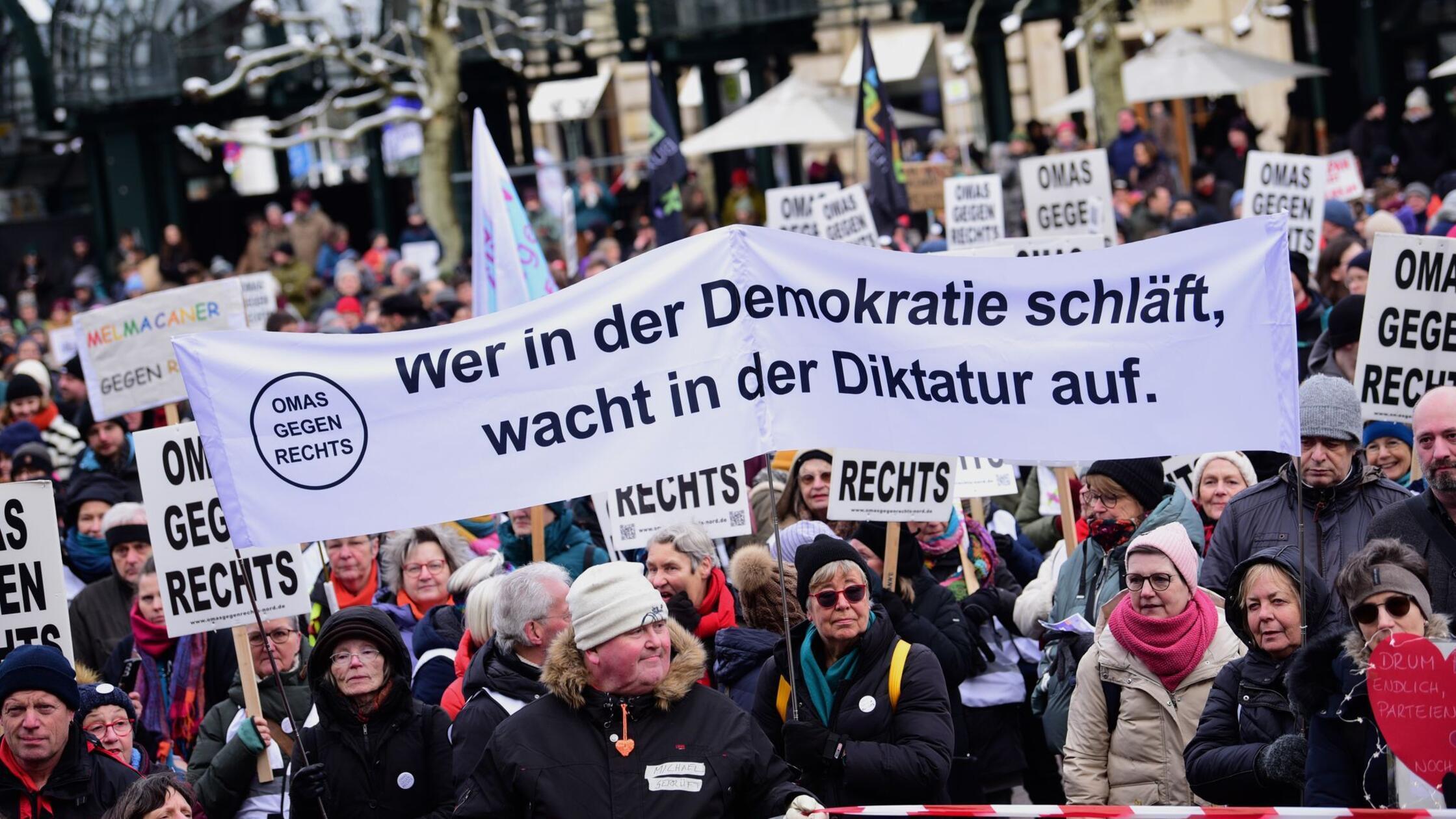 https://images.nordbayern.de/image/contentid/policy:1.15015019:1771480956/Teilnehmer_einer_Demonstration_mit_dem_Motto_Hamb.jpg?%24p%24f%24h%24m%24w=53f96d6&f=16%3A9&h=338&m=FIT&w=600