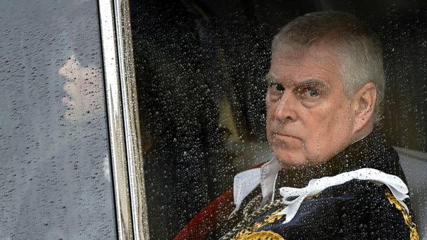 Der damalige Prinz Andrew, Herzog von York, verläs