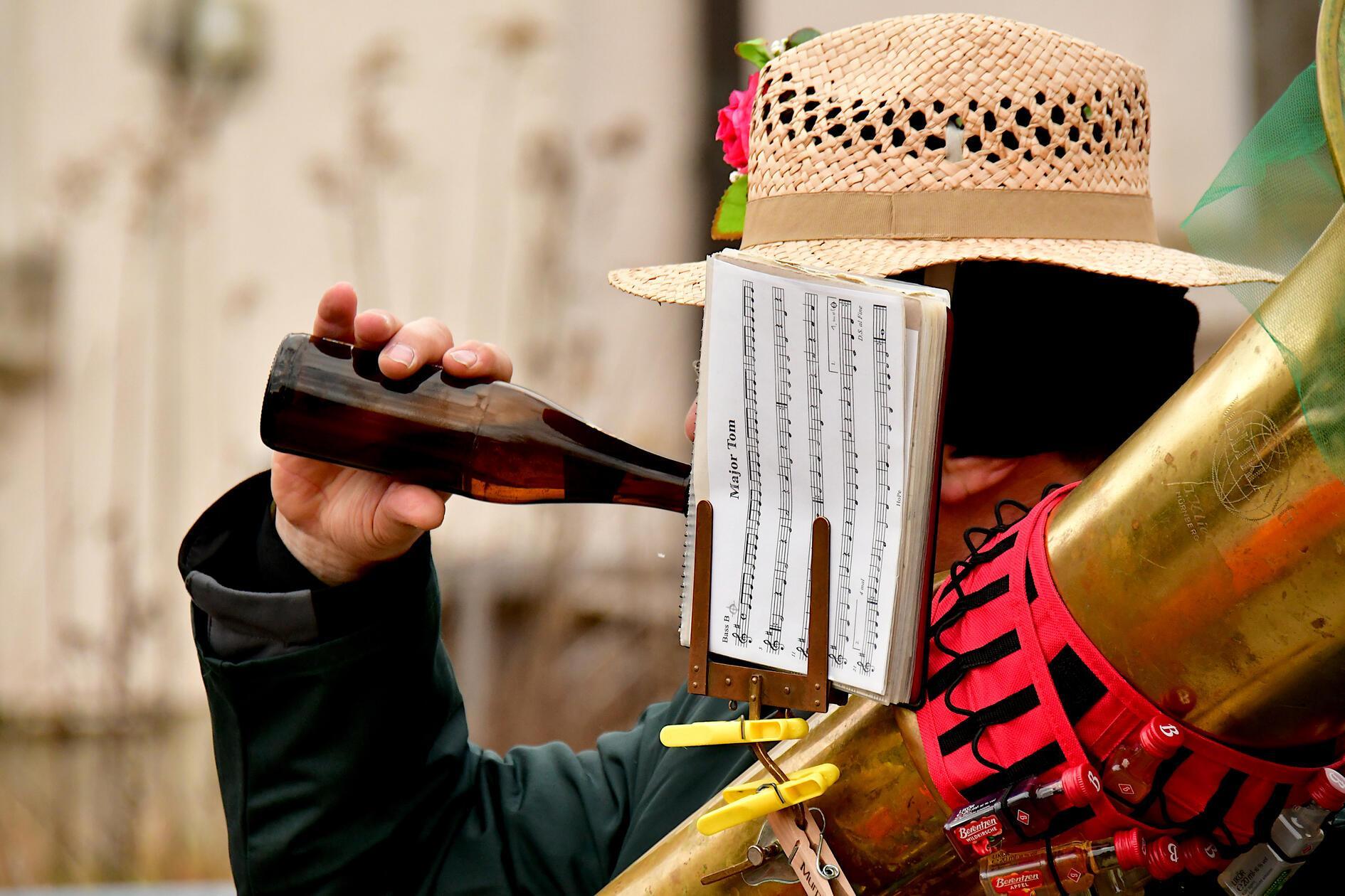 Erst die Arbeit, dann das Vergnügen. In diesem Fall erst rausblasen, dann reinziehen.