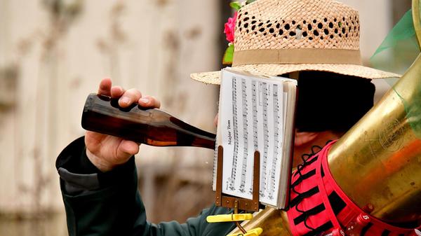 Erst die Arbeit, dann das Vergnügen. In diesem Fall erst rausblasen, dann reinziehen.