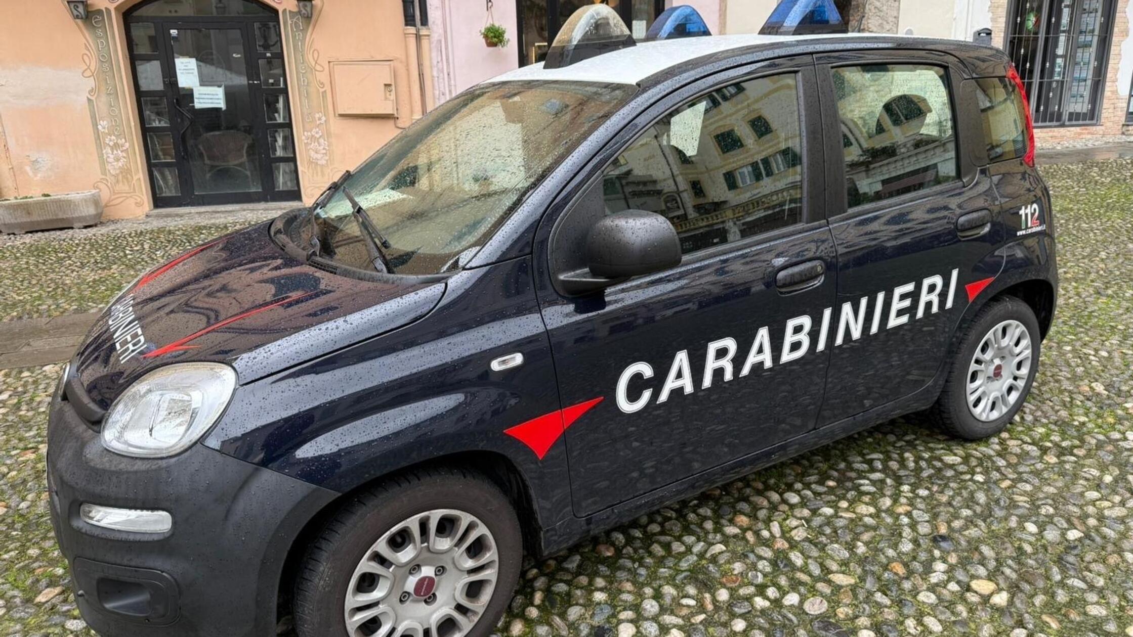Ein Fahrzeug der italienischen Carabinieri steht a