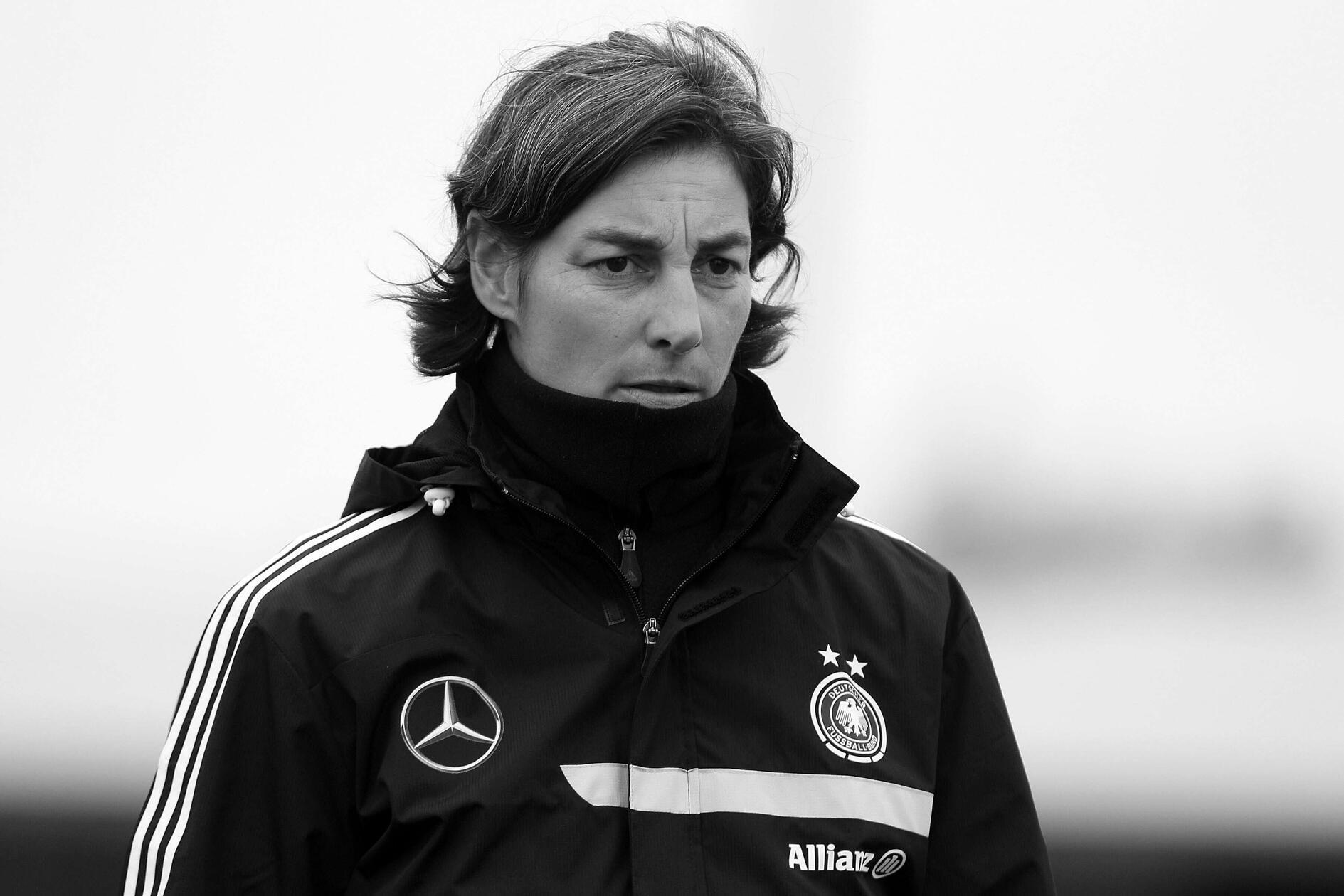 Die ehemalige Fußball-Nationalspielerin Anouschka Bernhard ist am 15. Januar gestorben. Wie der Deutsche Fußball-Bund (DFB) unter Berufung auf die Familie mitteilte, verstarb die 55-Jährige nach schwerer Krankheit. Bernhard feierte mit dem FSV Frankfurt in den 1990er Jahren ihre größten sportlichen Erfolge. Zweimal wurde sie deutsche Meisterin und holte zudem den DFB-Pokal. Für die Nationalmannschaft kam sie 47-mal zum Einsatz, wurde 1995 Vizeweltmeisterin und Europameisterin. Auch als Trainierin machte sie sich einen Namen.