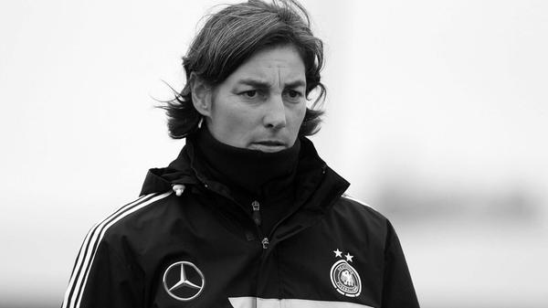 Die ehemalige Fußball-Nationalspielerin Anouschka Bernhard ist am 15. Januar gestorben. Wie der Deutsche Fußball-Bund (DFB) unter Berufung auf die Familie mitteilte, verstarb die 55-Jährige nach schwerer Krankheit. Bernhard feierte mit dem FSV Frankfurt in den 1990er Jahren ihre größten sportlichen Erfolge. Zweimal wurde sie deutsche Meisterin und holte zudem den DFB-Pokal. Für die Nationalmannschaft kam sie 47-mal zum Einsatz, wurde 1995 Vizeweltmeisterin und Europameisterin. Auch als Trainierin machte sie sich einen Namen.