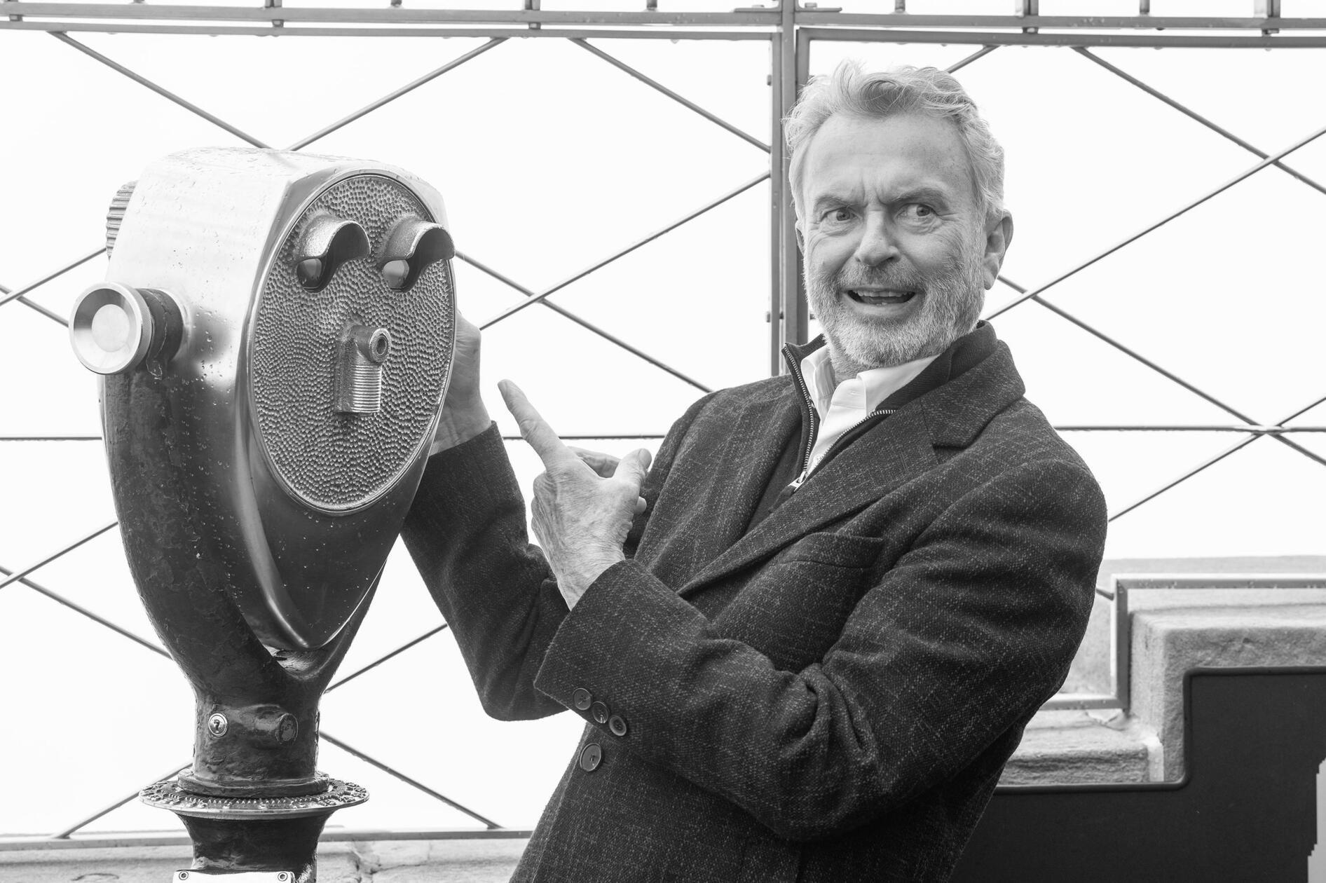 "Plötzlich und unerwartet" ist Schauspieler <b>Sam Neill</b> am 13. Juli verstorben. Der Neuseeländer wurde spätestens ab 1993 weltberühmt, als er den Paläontologen Dr. Alan Grant im Filmepos "Jurassic Park" spielte. Erst im Frühsommer 2026 meldete Neill, dass er nach fünf Jahren Blutkrebs wieder genesen sei. Zuletzt spielte Neill in der Netflix-Serie "Untamed", in der er 2025 mit Eric Bana zu sehen war. 