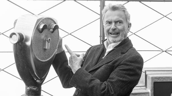 "Plötzlich und unerwartet" ist Schauspieler <b>Sam Neill</b> am 13. Juli verstorben. Der Neuseeländer wurde spätestens ab 1993 weltberühmt, als er den Paläontologen Dr. Alan Grant im Filmepos "Jurassic Park" spielte. Erst im Frühsommer 2026 meldete Neill, dass er nach fünf Jahren Blutkrebs wieder genesen sei. Zuletzt spielte Neill in der Netflix-Serie "Untamed", in der er 2025 mit Eric Bana zu sehen war.