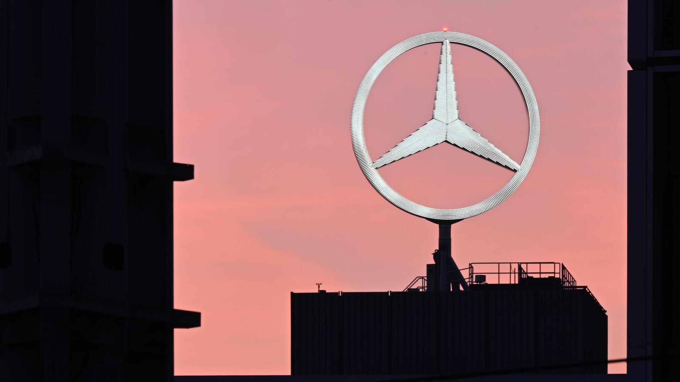 Der Mercedes Stern, das Logo des Fahrzeugherstelle