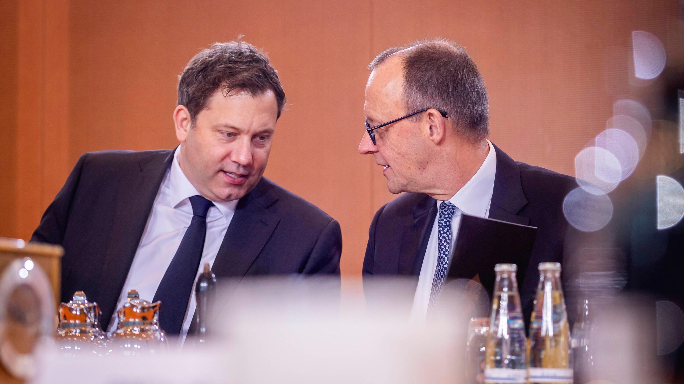 R-L Friedrich Merz CDU, Bundeskanzler, und Lars Kl