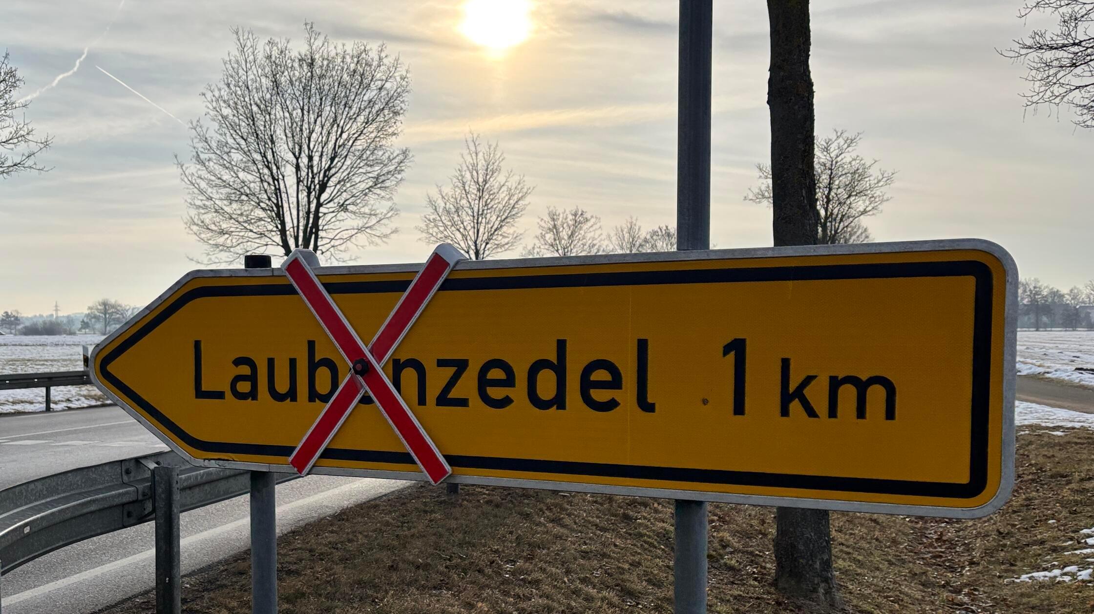 Schild Ortsschild durchgestrichen Laubenzedel