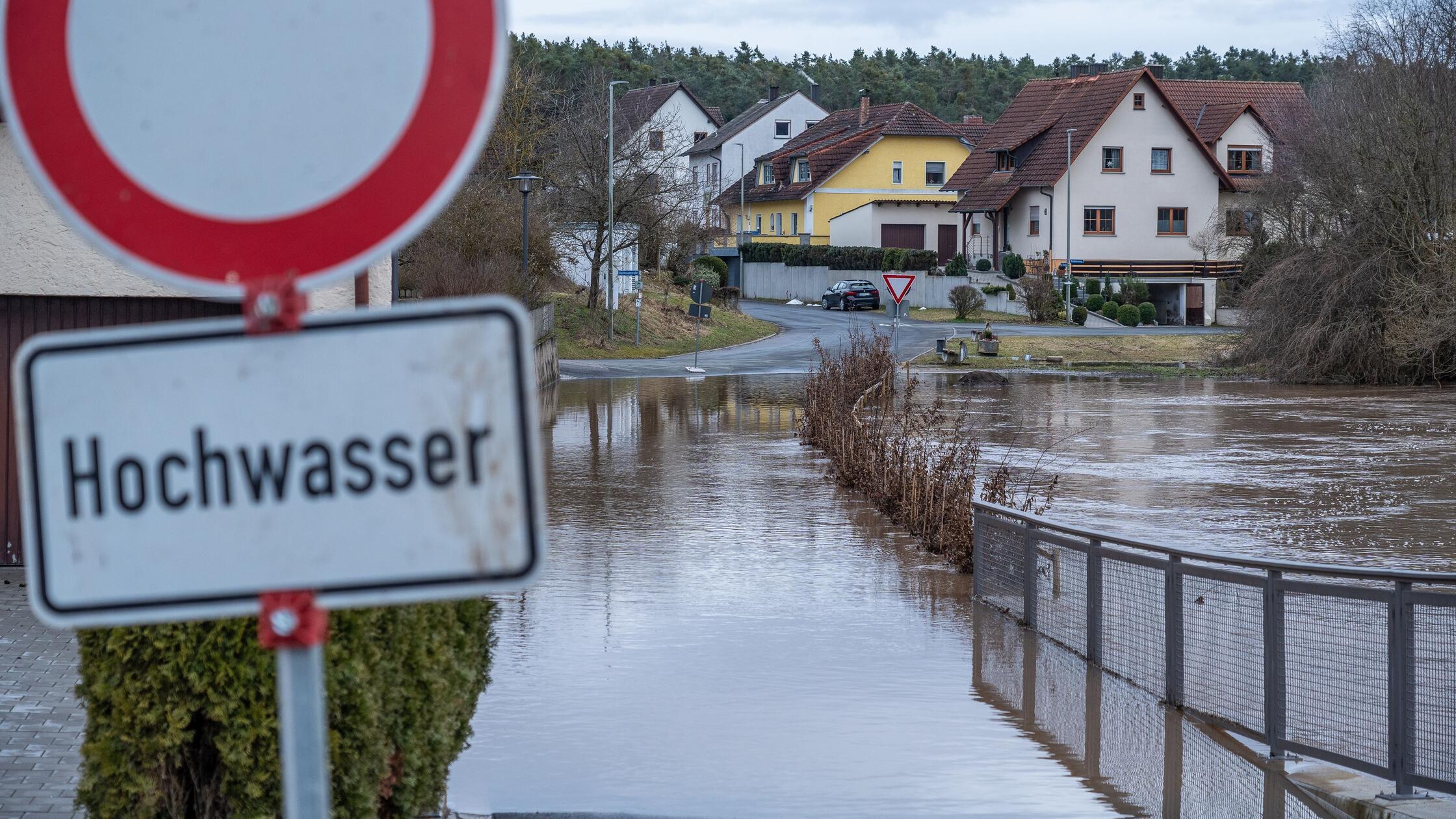 Hochwasser in Oberfranken: StraÃŸen und HÃ¤user st
