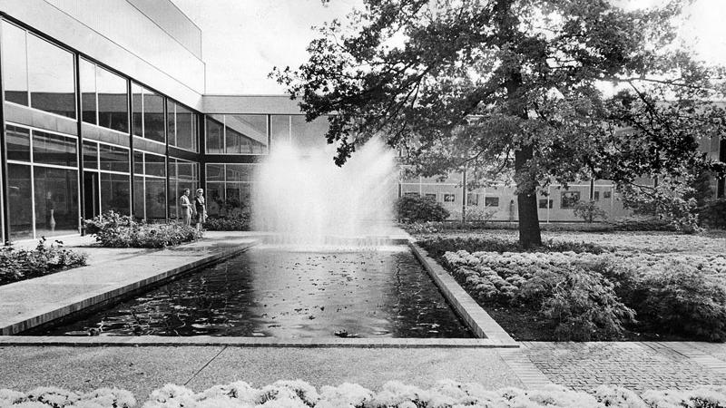 Diese Ansicht von 1963 macht verständlich, warum dieses Atrium "Gartenhof" heißt. Blumenbeete und Wasserfontänen machten Eindruck auf die Besucher.