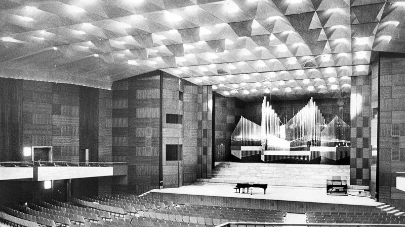 Ein Blick in den großen Saal vor dem Eröffnungskonzert im September 1963. 30 Jahre lang hatten die Nürnberger auf ihren Saalbau warten müssen, der damals als luxuriös und weltstädtisch galt. Die Kosten nach gut drei Jahren Bauzeit: 29,6 Millionen Mark.