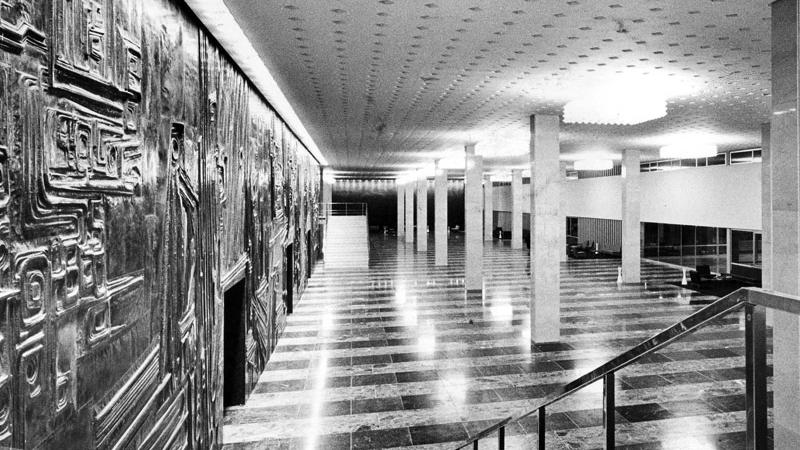 Kommt Ihnen der Anblick bekannt vor? Das Foyer 1963 – seither durfte nichts verändert werden.