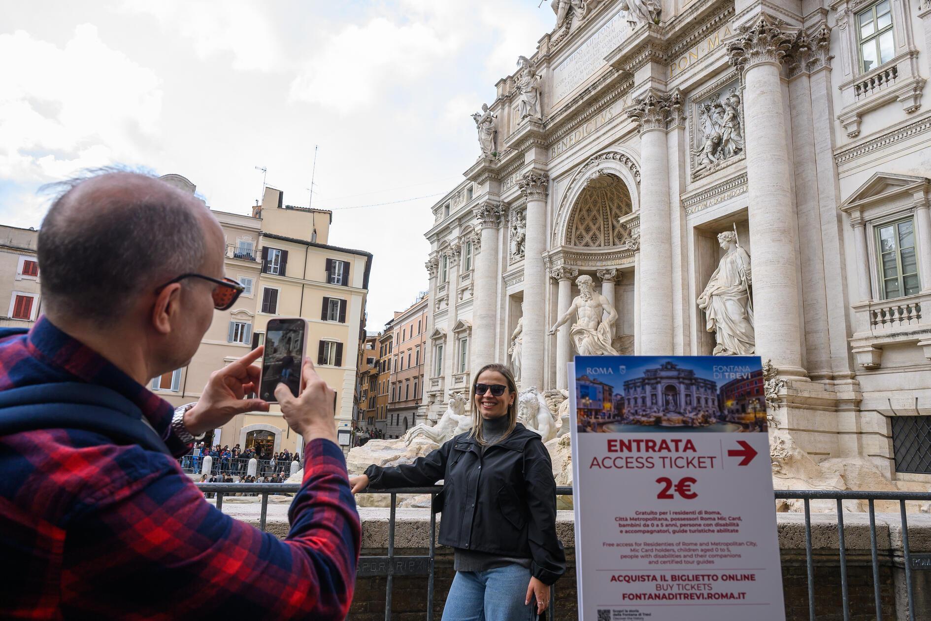 Der weltberühmte Fontana di Trevi in Rom: Er steht als barockes Meisterstück seit 1762 in der Ewigen Stadt. Tausende pilgern täglich an das Werk von Nicola Salvi. Um die Besuchermassen besser zu steuern und das Monument vor dem Verfall zu retten, wird nun eine Kostenpauschale von zwei Euro pro Besucher fällig, wenn man direkt an das Wasserbecken möchte. Die Piazza vor dem Trevi-Brunnen bleibt kostenlos zugänglich.