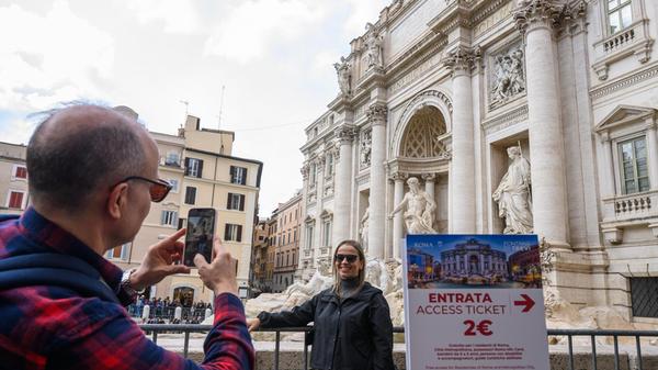 Der weltberühmte Fontana di Trevi in Rom: Er steht als barockes Meisterstück seit 1762 in der Ewigen Stadt. Tausende pilgern täglich an das Werk von Nicola Salvi. Um die Besuchermassen besser zu steuern und das Monument vor dem Verfall zu retten, wird nun eine Kostenpauschale von zwei Euro pro Besucher fällig, wenn man direkt an das Wasserbecken möchte. Die Piazza vor dem Trevi-Brunnen bleibt kostenlos zugänglich.