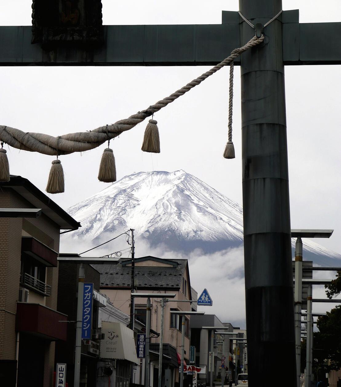 Auch Japan wird als Reiseziel immer gefragter. Um Müll auf Wanderwegen rund um den Mount Fuji zu verhindern, hat die japanische Regierung im Sommer 2024 eine Maut von umgerechnet rund 25 Euro für alle Wege eingerichtet, die auf den ikonischen Berg führen. Außerdem sind die Tickets nur begrenzt verfügbar. Um den Besucherströmen weiter Herr zu werden, will Japan für inländische und ausländische Gäste unterschiedliche Eintrittspreise zu Kulturstätten und Museen einführen.