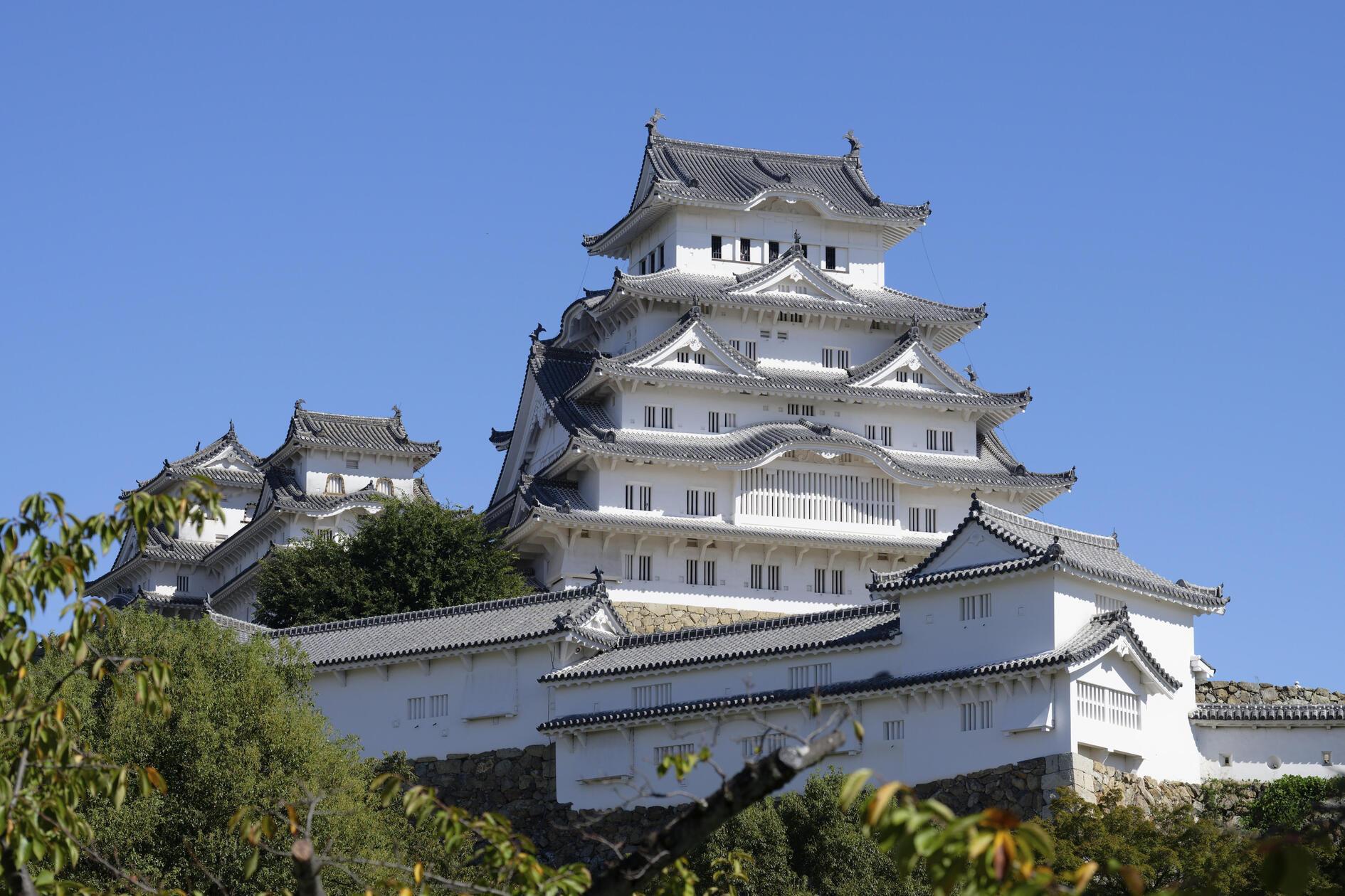 Auch um die Weltkulturerbestätte um Burg Himeji in der japanischen Präfektur Hyogo zu besuchen, wird ab März 2026 für Touristen eine Gebühr fällig. Ausländische Gäste zahlen ab dann beispielsweise umgerechnet 14,50 Euro für die Welterbestätte, für Einheimische bleibt es bei fünf Euro.