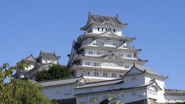 Auch um die Weltkulturerbestätte um Burg Himeji in der japanischen Präfektur Hyogo zu besuchen, wird ab März 2026 für Touristen eine Gebühr fällig. Ausländische Gäste zahlen ab dann beispielsweise umgerechnet 14,50 Euro für die Welterbestätte, für Einheimische bleibt es bei fünf Euro.