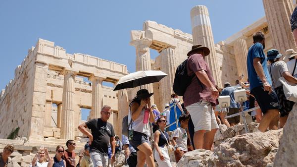 Die Akropolis in Athen kostet schon lange etwas - allerdings eher eine Unkostenpauschale von einem Euro. Heute müssen Besuchende, die über 25 Jahre alt sind, rund 30 Euro für den Besuch der antiken Stätte blechen.