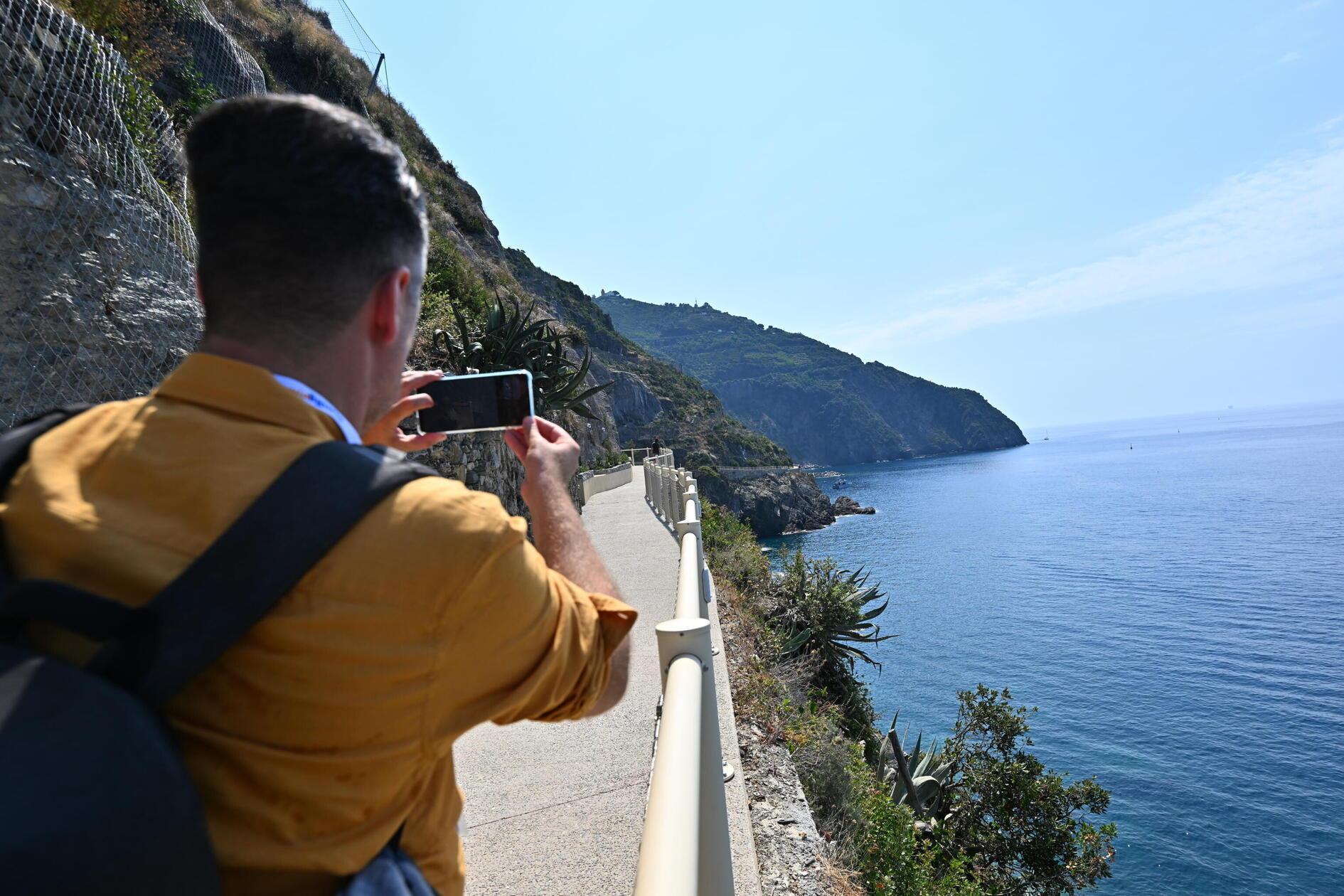 Selten klang eine Küstenstraße so pulsierend: Wer auf der Via dell'Amore zwischen Riomaggiore und Manarola in Cinque Terre wandern möchte, muss nun 12,50 Euro pro Person bezahlen.